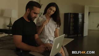 Slutty брюнетка се нуждае от пениса, за да простре своята путка