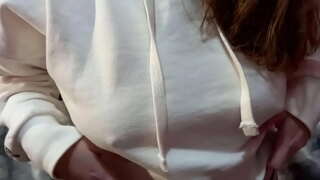 بنت يحصل من هزات في حين يقبلني