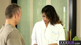 Шањвонї красотка София Леоне встала афтод ва проглотила узви баъд аз масҳ