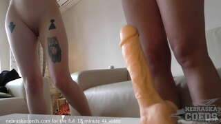 Hazing Jippelcher versichen, verschidde dildos, fir ze kucken, wéi grouss ze grouss