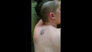 Guarda un amatoriale ragazza ottenere il suo culo e la figa su e su