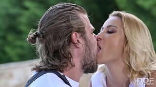 Bunaciunea blonda Cherry Kiss Anal Fututa de Instalator de Conducte