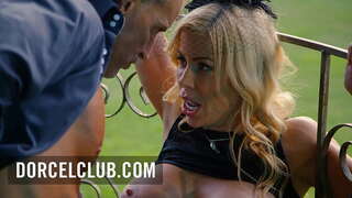 Sex i parken med en busty blond MILF