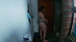 Invito a entrar a la casa a un domiciliario  de carnes  y me folla como una perra m&amp;iacute;ralo hasta el final