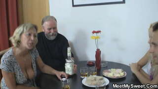 Belleza de la joven tiene sexo con la pareja de ancianos