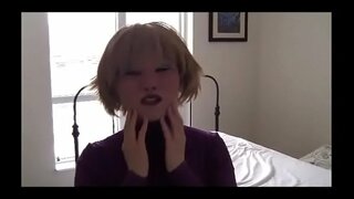 Կինը հագնում կանանց դիմակ խաղում дилдо