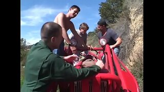 Perversa svart villiga vera Kelly Starr med stora pattar har när fyra kåta karlar petade henne i alla hennes jävla hål