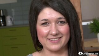 Amatorska piękna obsłuży jego twardy czarny kogut i otrzyma dysk bzykanko w jej cipki.