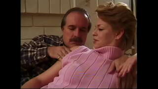 Гореща зрели Sharyn Ууд отсасывает член, за дълбоко пробиване на путка и свършват на задника