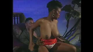 Black fant liže kosmato muco ebony babe in jebe njeno doggy style na stol